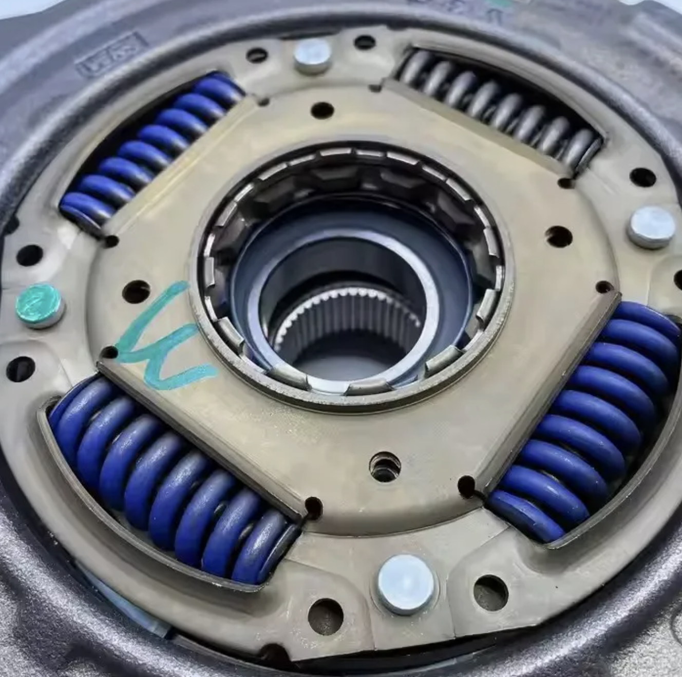 Auto Parts Dual Clutch 7DCT250 DCT250 10426024 11009561 24270578 24280304 Automatic Transmission Clutch Assembly for Buick